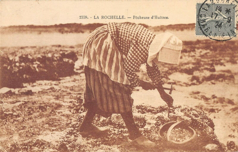 Carte postale ancienne La Rochelle Pecheuse D'Huitres à La Rochelle