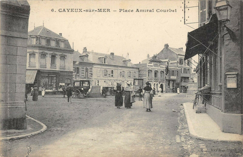 Carte postale ancienne Cayeux Sur Mer La Place Amiral Courbet à Cayeux-sur-Mer