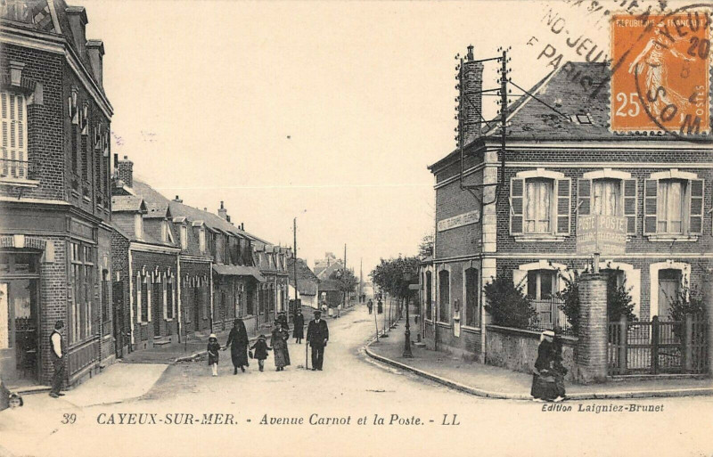 Carte postale ancienne Cayeux Avenue Carnot Et La Poste à Y