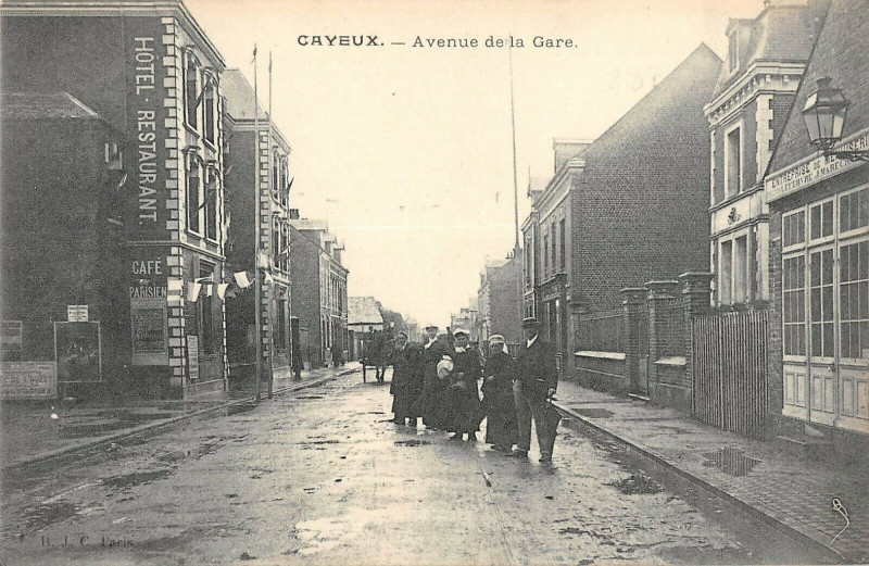 Carte postale ancienne Cayeux Avenue De La Gare à Y