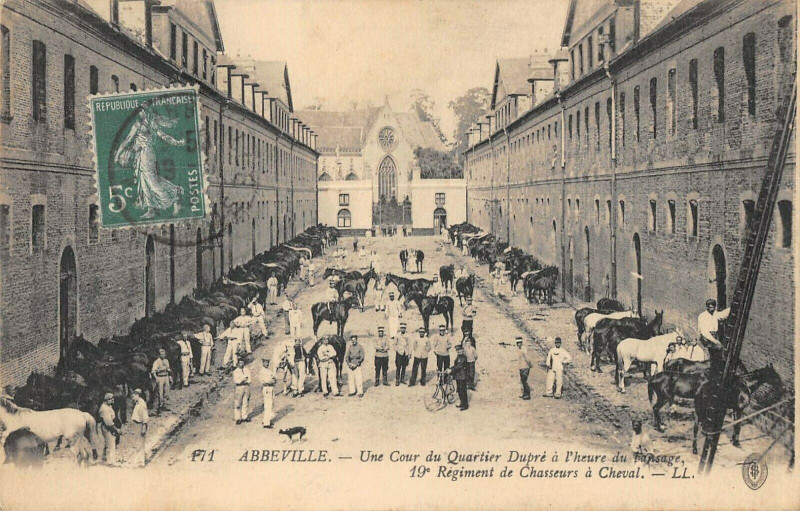 Carte postale ancienne Abbeville Une Cour Du Quertier Dupre Heure Du Pensage 19e Regiment Cheval à Abbeville