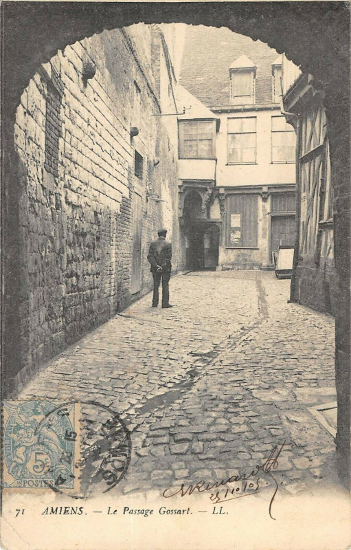 Carte postale ancienne Amiens Le Passage Gossart à Amiens