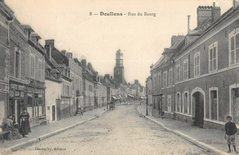Carte postale ancienne Doullens Rue Du Bourg à Doullens