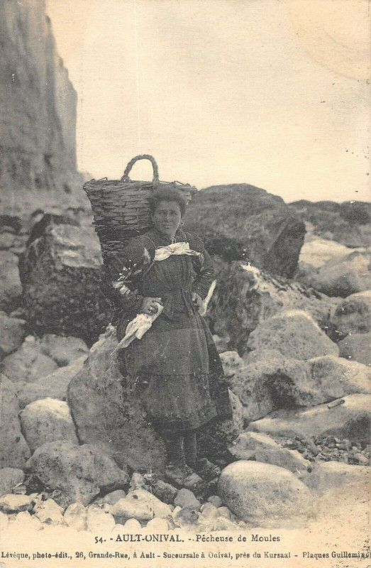 Carte postale ancienne Ault Onival Pecheuse De Moules à Ault