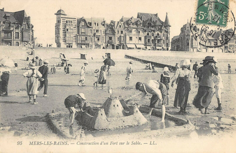 Carte postale ancienne Mers Les Bains Construction D'Un Fort Sur Le Sable à Mers-les-Bains