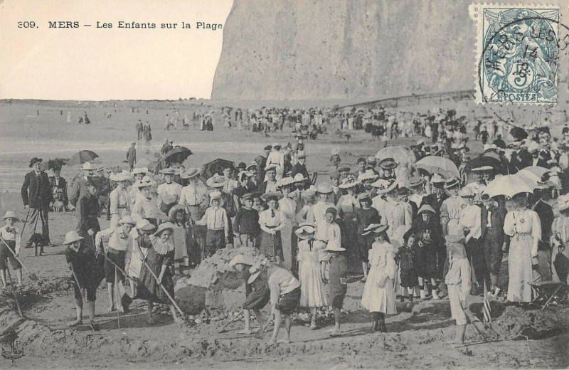 Carte postale ancienne Mers Les Enfants Sur La Plage