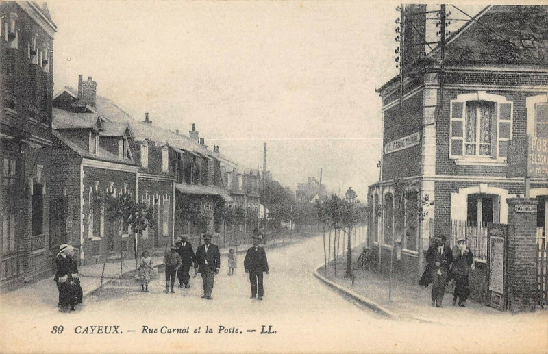 Carte postale ancienne Cayeux Rue Carnot Et La Poste à Rue