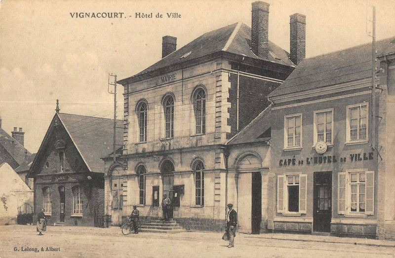 Carte postale ancienne Vignacourt Hotel De Ville à Vignacourt