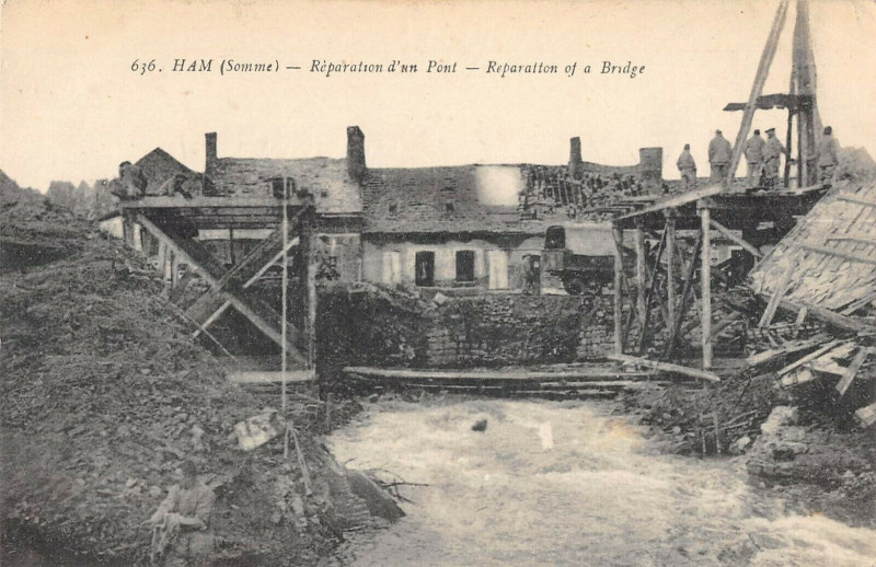 Carte postale ancienne Ham Reparation D'Un Pont à Ham