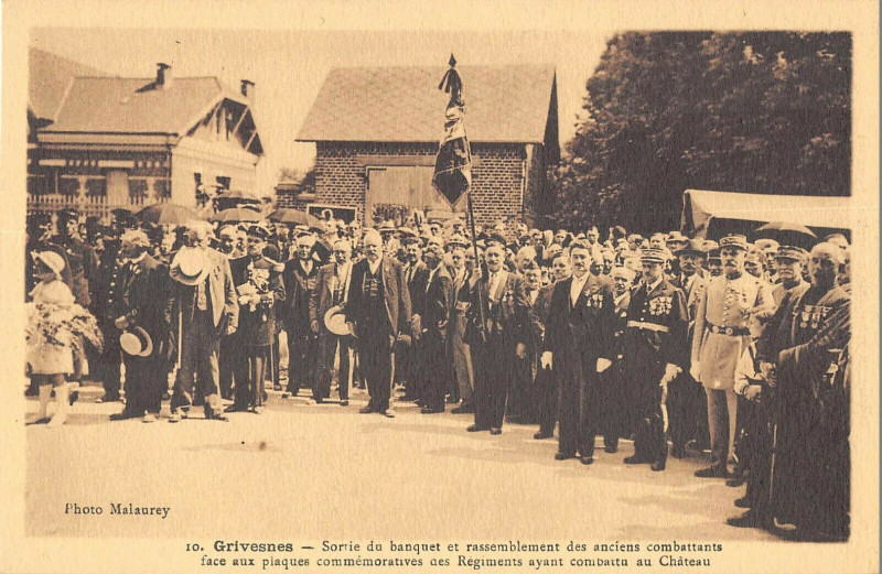 Carte postale ancienne Grivesnes Sortie Du Banquet Et Rassemblement Des Anciens Combattants à Grivesnes