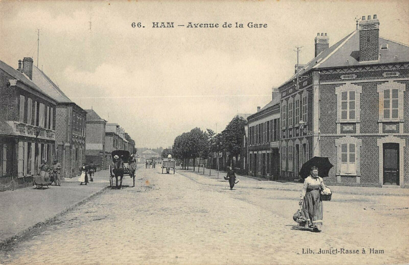 Carte postale ancienne Avenue de la Gare à Eppeville