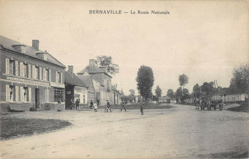 Carte postale ancienne Bernaville La Route Nationale à Bernaville