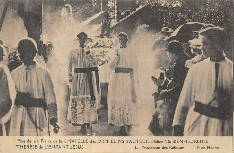 Carte postale ancienne Pose de la 1e Pierre de la chapelle des orphelins d'Auteuil, dédiée à la bienheureuse Thérèse de L'enfant Jésus - La Procession des Reliques à Paris 16e