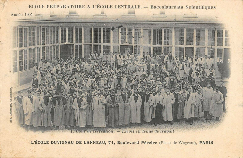 Carte postale ancienne L'Ecole Duvigneau de Lanneau - Boulevard Pereire - La Cour de Récréation - Elèves en tenue de travail à Paris 17e