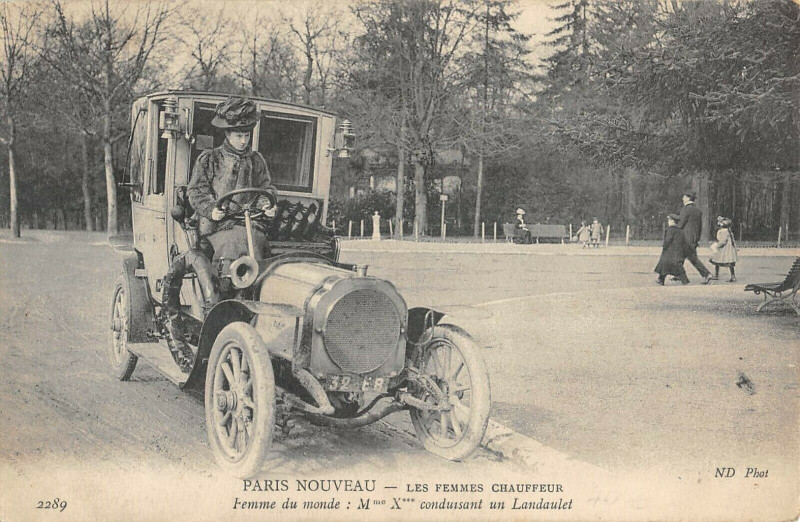 Carte postale ancienne Paris Nouveau Les Femmes Chauffeurs Femme Conduisant Un Landaulet à Paris