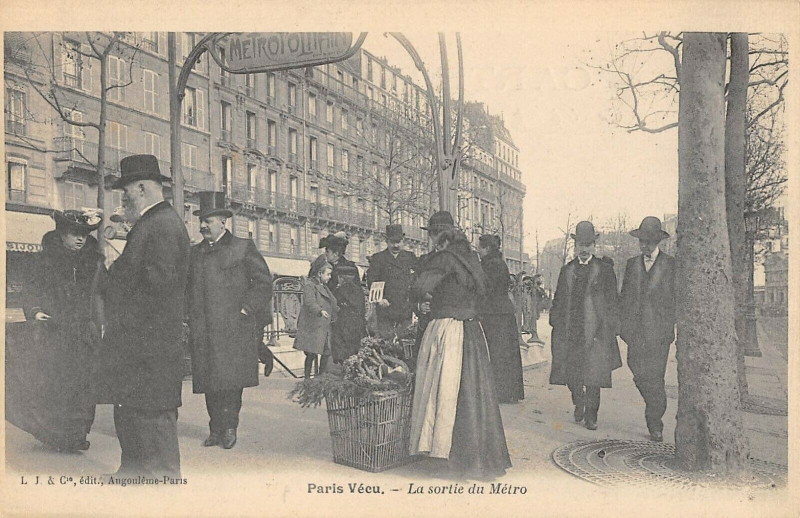 Carte postale ancienne Paris Vecu La Sortie Du Metro à Paris