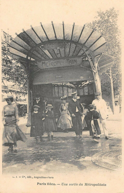 Carte postale ancienne Une Sortie du Métropolitain à Paris 17e