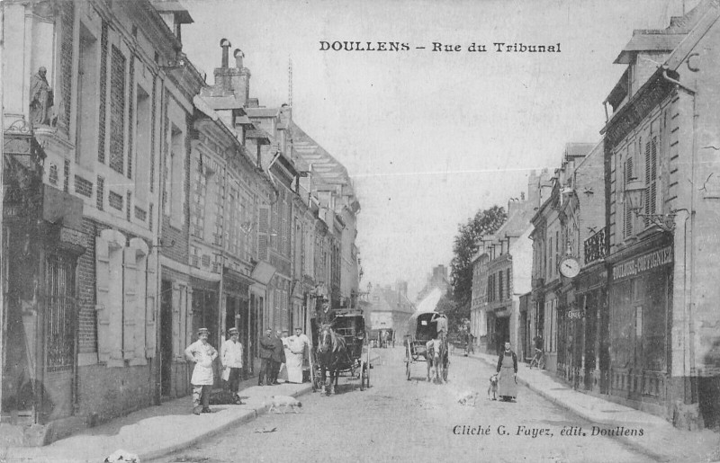Carte postale ancienne Doullens Rue Du Tribunal à Doullens