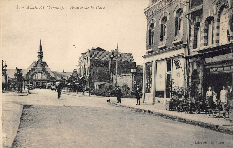 Carte postale ancienne Albert Avenue De La Gare à Albert
