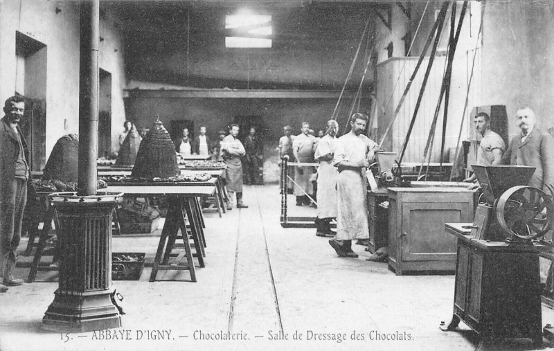 Carte postale ancienne Abbaye D'Igny Chocolaterie Salle De Dressage Des Chocolats à Igny