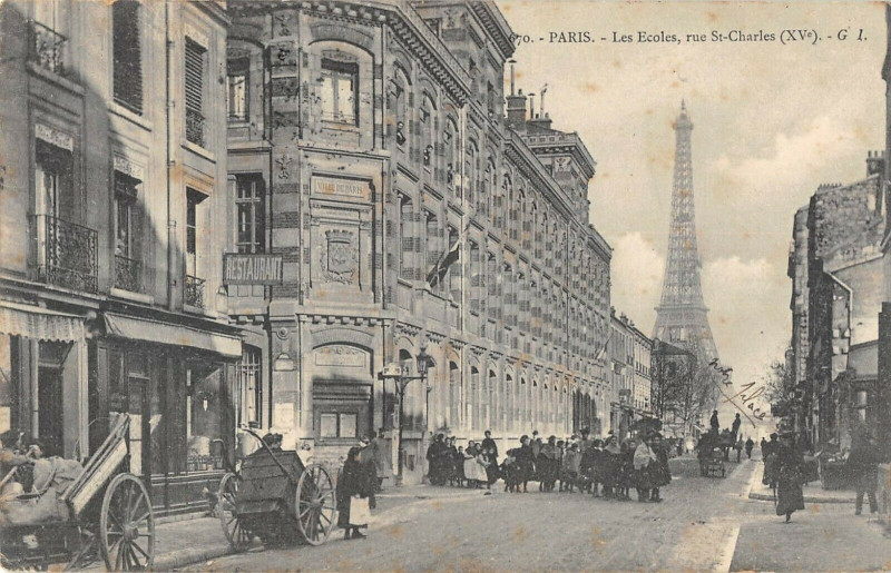 Carte postale ancienne Les Ecoles, rue Saint-Charles à Paris 15e