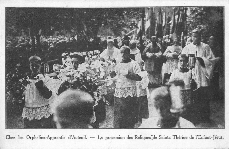 Carte postale ancienne Chez les Orphelins-Apprentis d'Auteuil - La procession des Reliques de Sainte Thérèse de l'Enfant-Jésus à Paris 16e