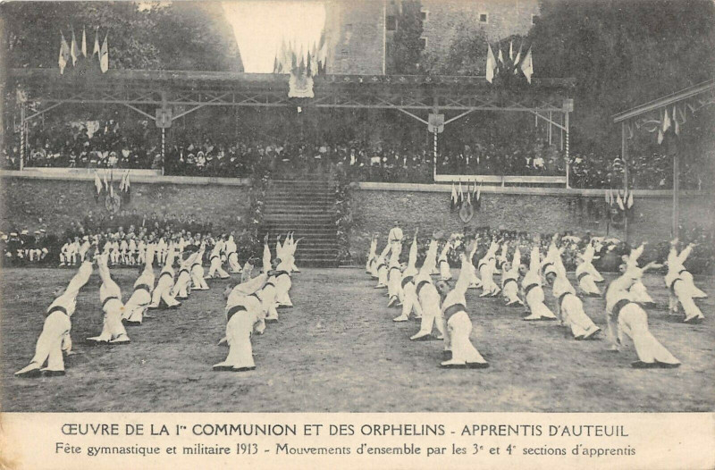 Carte postale ancienne Oeuvre de la Ière Communion et des Orphelins - Apprentis d'Auteuil - Fête gymnastique et militaire à Paris 16e
