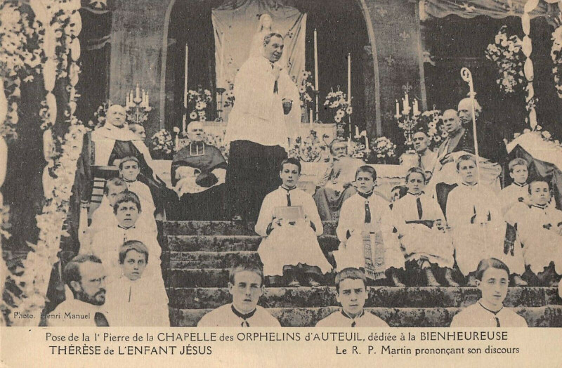 Carte postale ancienne Pose de la Pierre de la 1e chapelle des orphelins d'Auteuil, dédiée à la bienheureuse Thérèse de L'enfant Jésus - Le Révérend Père Martin prononçant son discours à Paris 16e