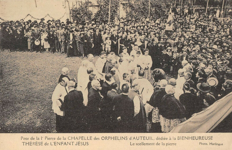 Carte postale ancienne Pose de la Pierre de la 1e chapelle des orphelins d'Auteuil, dédiée à la bienheureuse Thérèse de L'enfant Jésus - Le scellement de la pierre à Paris 16e