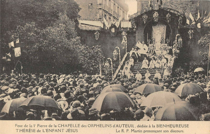Carte postale ancienne Pose de la Pierre de la 1e chapelle des orphelins d'Auteuil, dédiée à la bienheureuse Thérèse de L'enfant Jésus - Le Révérend Père Martin prononçant son discours à Paris 16e