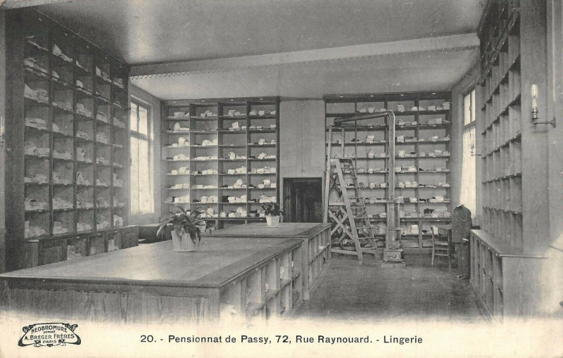 Carte postale ancienne Pensionnat de Passy - Rue Raynouard - Lingerie à Paris 16e