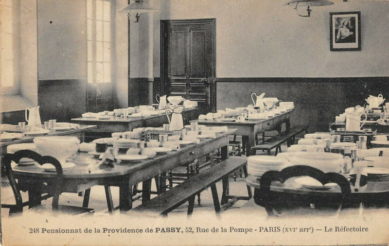 Carte postale ancienne Pensionnat de la Providence de Passy - Rue de la Pompe - Le Réfectoire à Paris 16e