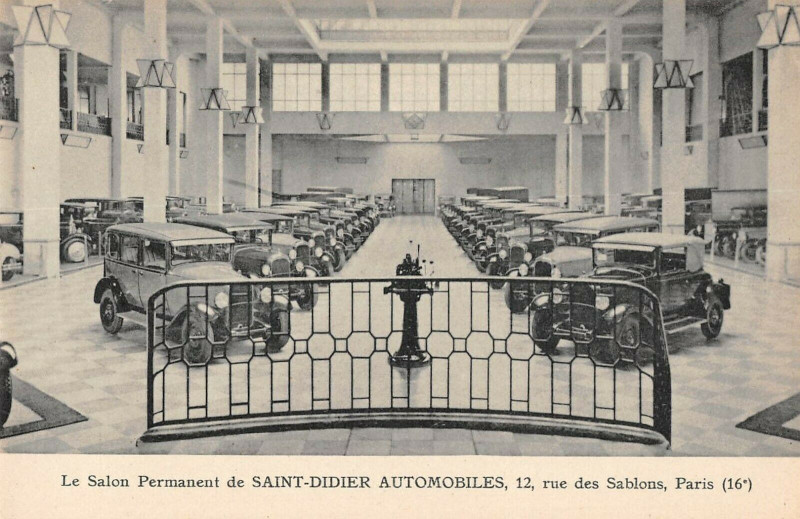 Carte postale ancienne Le Salon Permanent de Saint-Didier Automobiles - Rue des Sablons à Paris 16e