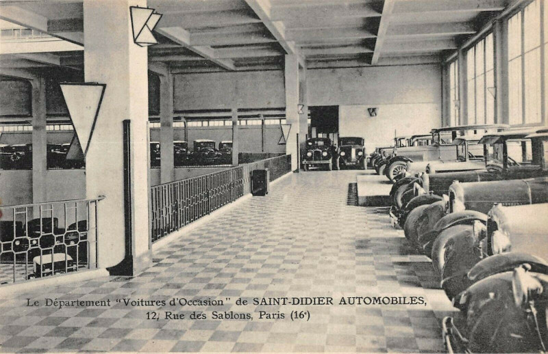 Carte postale ancienne Le Département Voitures d'Occasion de Saint-Didier Automobiles - Rue des Sablons à Paris 16e