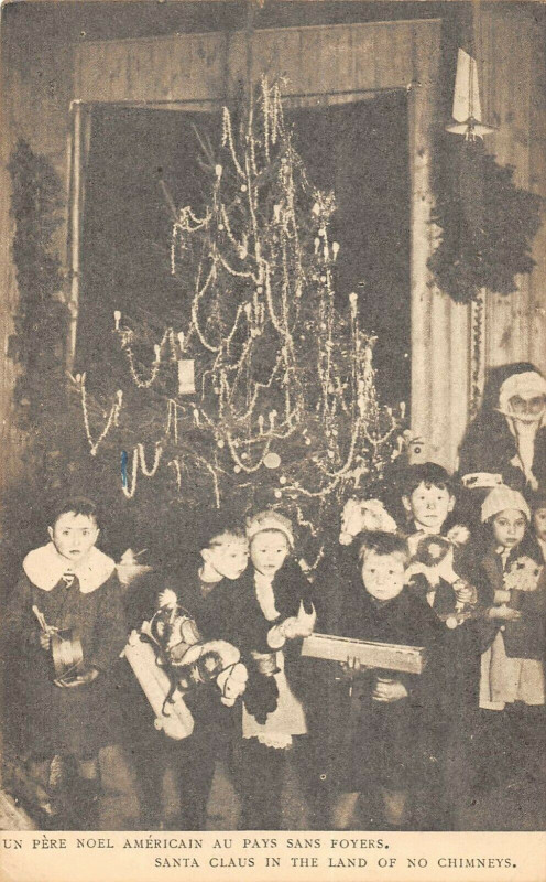 Carte postale ancienne Un Père Noël Américain au pays des Sans Foyers à Paris 16e
