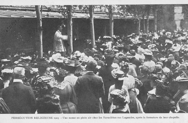 Carte postale ancienne Paris Persecution Religieuse 1903 Une Messe En Plein Air Barnabites à Paris