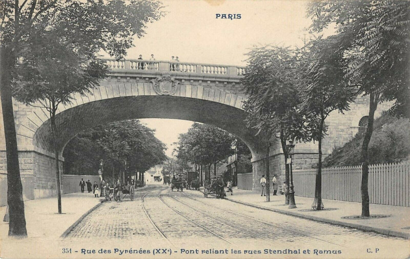 Carte postale ancienne Rue des Pyrénées - Pont reliant les rues Stendhal et Ramus à Paris 20e