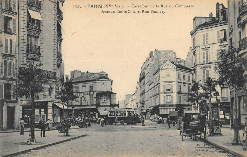 Carte postale ancienne Carrefour de la Rue du Commerce - Avenue Emile-Zola et Fondary à Paris 15e