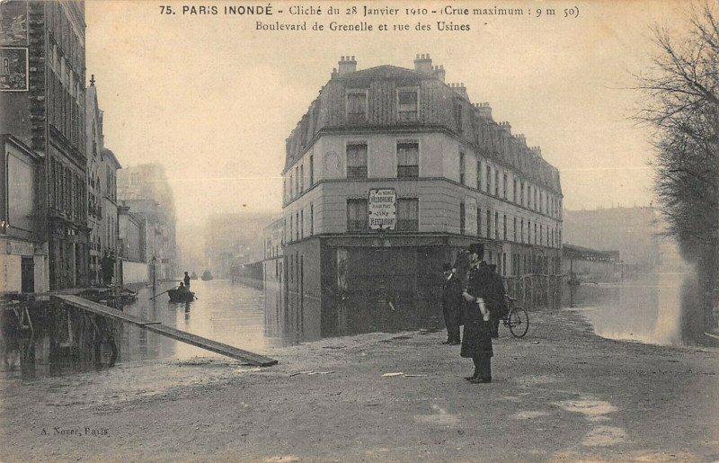 Carte postale ancienne Paris inondé - Cliché du 28 Janvier 1910 - Boulevard de Grenelle et rue des Usines à Paris 15e
