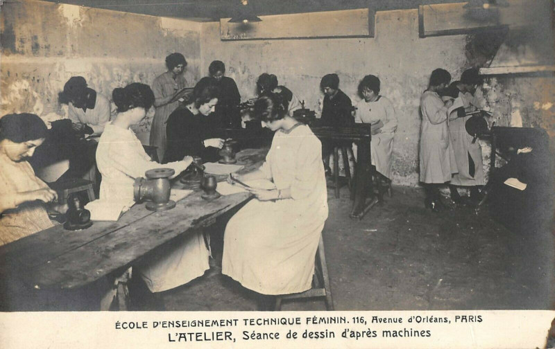 Carte postale ancienne Ecole d'Enseignement Technique Féminin - Avenue d'Orléans - L'Atelier, Séance de dessin d'après machines à Paris 14e