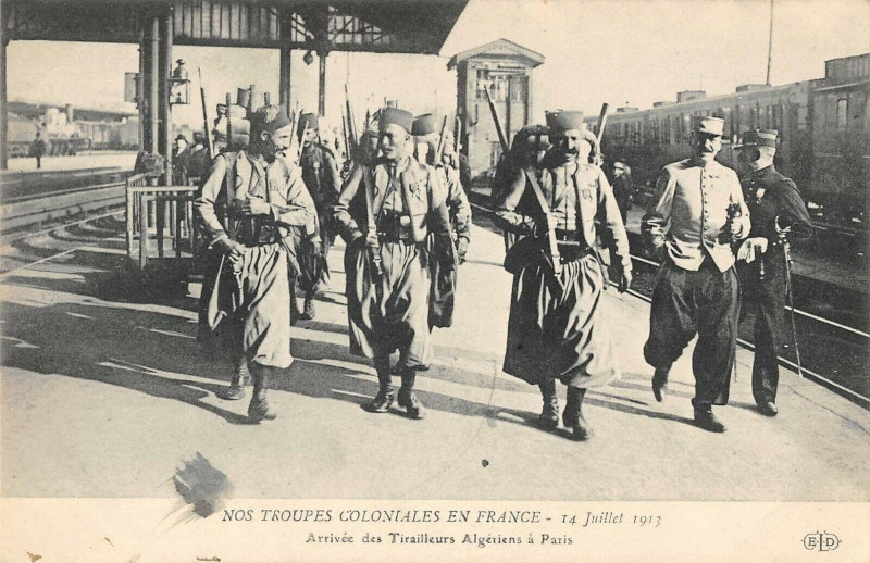 Carte postale ancienne Paris XIIe Troupes Coloniales En France Arrivee Tirailleurs Algeriens à Paris 12e
