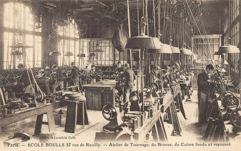 Carte postale ancienne Paris XIIe Ecole Boulle Atelier De Tournage Du Bronze Du Cuivre Fondu à Paris 12e