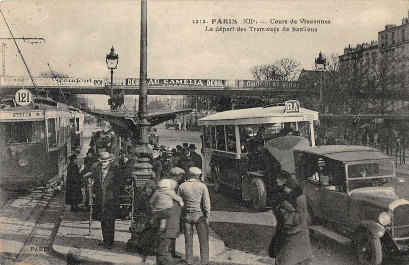 Carte postale ancienne Paris XIIe Cours De Vincennes Le Depart Des Tramways De Banlieue à Paris 12e