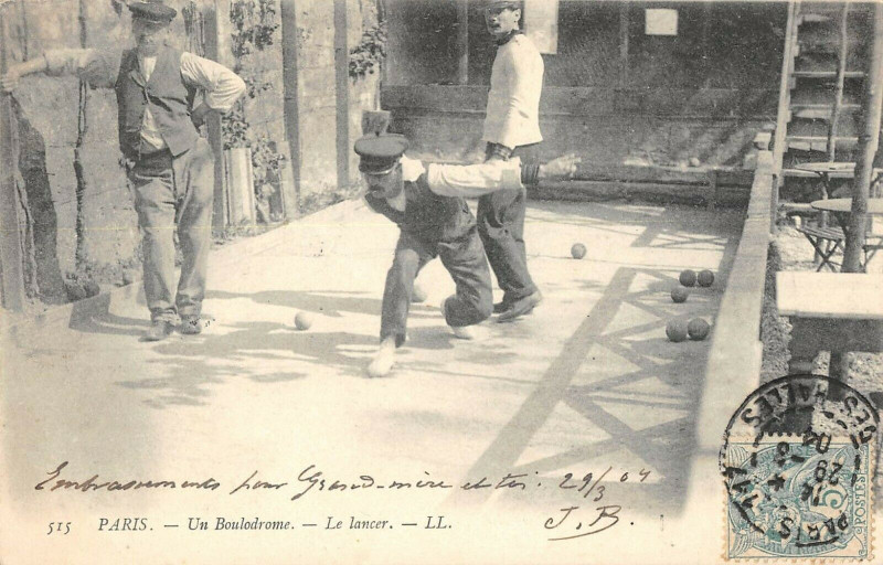 Carte postale ancienne Paris XIIe Un Boulodrome Le Lancer à Paris 12e