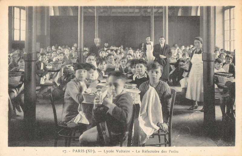 Carte postale ancienne Paris XIe Lycee Voltaire Le Refectoire Des Petits à Paris 11e