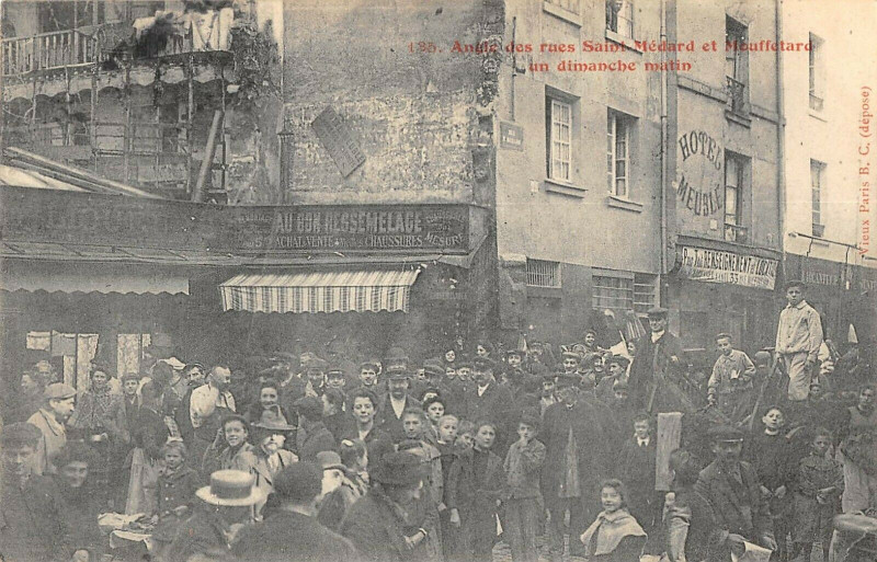 Carte postale ancienne Paris Ve Angle Des Rues Saitn Medard Et Mouffetard Un Dimanche Matin à Paris 5e
