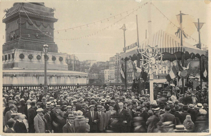 Carte postale ancienne Paris XIe Carte Photo Foule Sur Une Place (voir verso à Paris 11e
