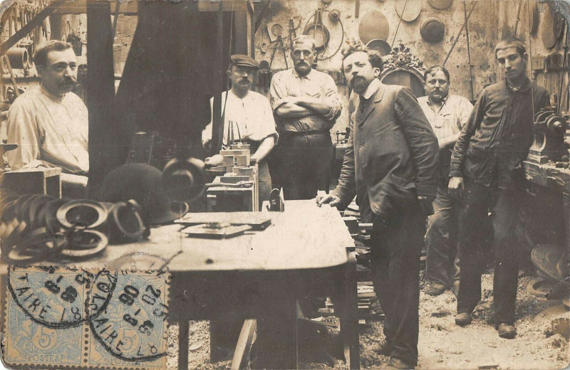 Carte postale ancienne Paris XIe Carte Photo Atelier De Chapellerie à Paris 11e