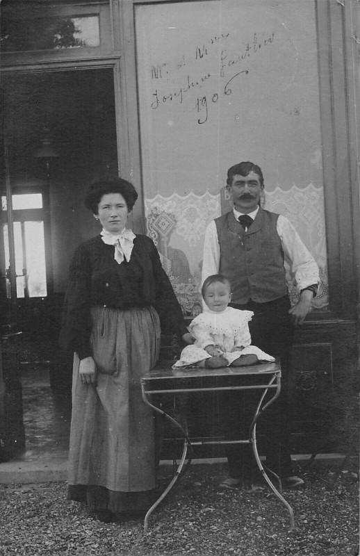 Carte postale ancienne Paris XIe Carte Photo Situee Au Verso Famille Gauthier Av De Republique à Paris 11e