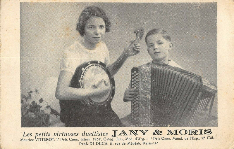 Carte postale ancienne Paris XIVe Les Petits Virtuoses Duettistes Jany Et Moris Rue De Medeah à Paris 14e